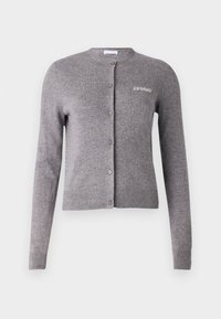 Grå strikket cardigan med rund hals, lange ermer, ribbede mansjetter og kant, med knappelukking og en liten brodert logo på brystet.