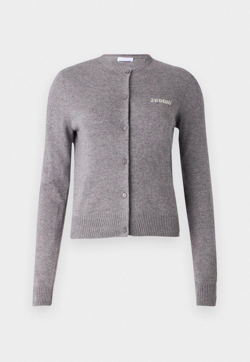 Grauer gestrickter Cardigan mit rundem Ausschnitt, langen Ärmeln, gerippten Bündchen und Saum, mit Knopfverschlüssen und einem kleinen gestickten Logo auf der Brust.