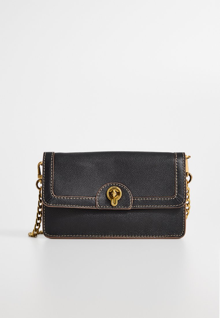 Pochette en cuir noir texturé avec fermoir à tourniquet doré et chaîne, présentant des coutures beiges le long des bords sur un fond blanc.