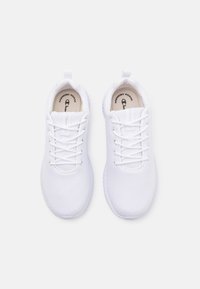 Zapatillas deportivas blancas de tela de malla, con un diseño ligero, punta redonda, cierre con cordones y plantilla de espuma con memoria.