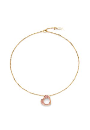 Collana con catena color oro che presenta un pendente a forma di doppio cuore con pietre rosa. Il cuore esterno ha un centro aperto; chiusura con gancio a forma di aragosta.