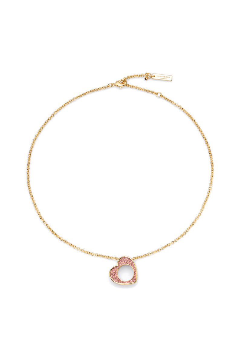 Collier en chaîne dorée avec un pendentif en forme de cœur double orné de pierres roses. Le cœur extérieur a un centre ouvert ; fermeture à fermoir de homard.