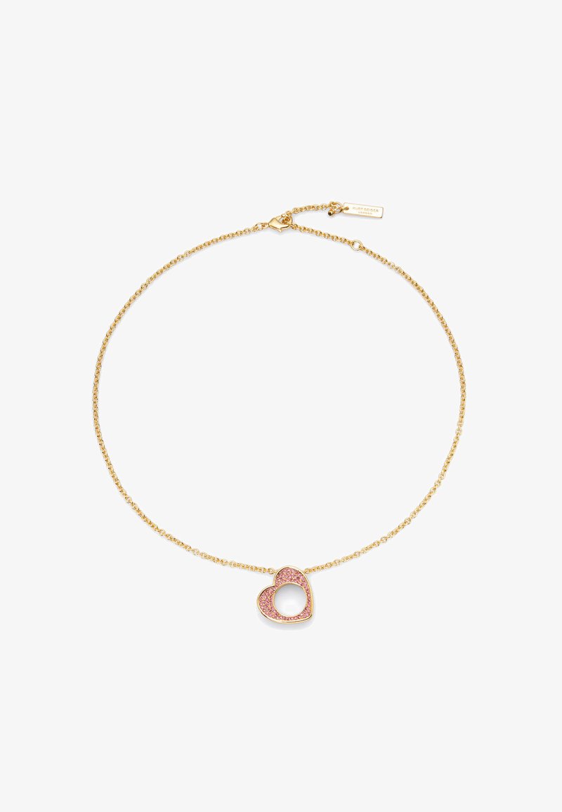 Collier en chaîne dorée avec un pendentif en forme de cœur double orné de pierres roses. Le cœur extérieur a un centre ouvert ; fermeture à fermoir de homard.