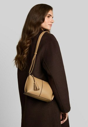 TOM TAILOR, TOM TAILOR BAGS TTAVRIL S UMHÄNGETASCHE MIT ZIERNAHT - Schoudertas - camel   camel nature