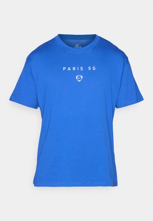 Niebieska koszulka z krótkim rękawem i okrągłym dekoltem z napisem "PARIS SG" oraz białym logo Nike na środku przodu.