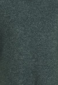 Mørkegrøn strikket sweater med en struktureret finish, der har en klassisk rund halsudskæring og et blødt, hyggeligt udseende.