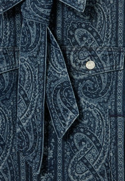 Tessuto blu scuro con intricati motivi paisley, colletto piegato, cintura annodata e tasca con pattina e bottone argento.