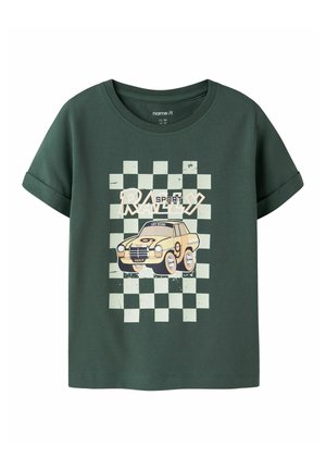Camiseta verde oscuro para niños con mangas remangadas, con un diseño de coche de rally beige y bandera a cuadros con el texto "SPORT RALLY".