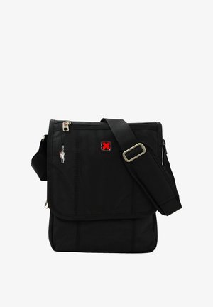 Zwarte crossbody messengertas met verstelbare riem, voorvak met rits en een rood embleem met een kruis in het midden.