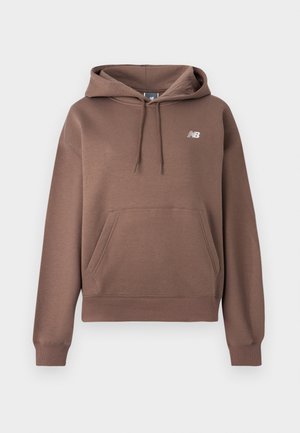 Felpa marrone con cappuccio realizzata in tessuto morbido, con tasca a marsupio frontale e piccolo logo bianco sulla parte superiore sinistra del petto.