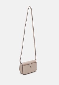 Borsa a tracolla in pelle beige con una texture liscia, forma rettangolare e chiusura a linguetta. Presenta una tracolla sottile e regolabile.