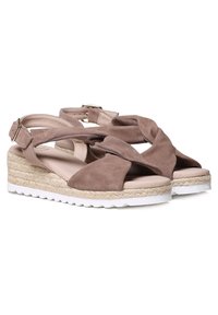 Sandali con zeppa in suede marrone, design a doppia cinghia incrociata, piattaforma in juta intrecciata e suola in gomma bianca. Fibbia regolabile sulla cinghia della caviglia.