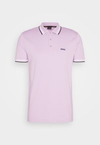 Polo manches courtes lavande avec trois boutons, col et poignets rayés noir et blanc, et logo « BOSS » sur la poitrine gauche.
