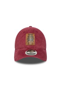 Czerwony kapelusz z cordurowej tkaniny z skórzaną naszywką z logo "Visa", "Cash App" oraz grafiką. Zakrzywiony daszek, regulowany, widoczny detal tekstury.