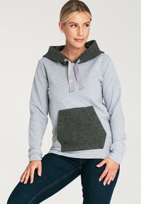 Szary sweatshirt z ciemnozielonym dzianinowym kapturem, dużą kieszenią i jasnoszarymi sznurkami. Miękka tekstura oraz swobodny styl.