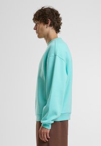 Urban Classics FLUFFY CREWNECK - Sweatshirt - berylblue