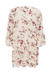 Kukkamekkosa, jossa on pitkät hihat, vaaleanbeige tausta ja ruusukuviot punaisen ja vaaleanpunaisen sävyissä, kerrospuffit suunnittelussa.