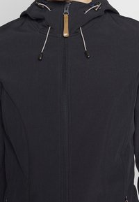 Giacca grigia scura con chiusura a zip, cappuccio regolabile con lacci e superficie liscia. Presenta zip e dettagli a contrasto.