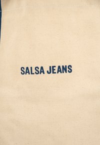 Borsa in cotone beige con la scritta "SALSA JEANS" stampata in grassetto blu navy. Texture uniforme senza ulteriori motivi o decorazioni.