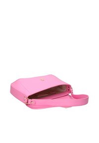 Roze leren handtas met een gestructureerd ontwerp, heeft een bovenste ritssluiting, gouden hardware en een verstelbare schouderband. De binnenkant bevat kaartsleuven.