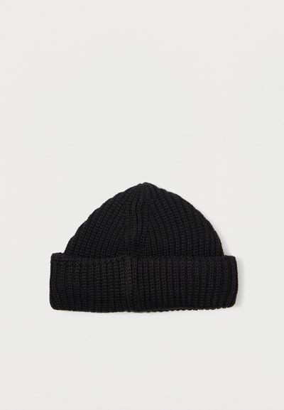 Mustmustükk must beanie-müts ribide tekstuuriga, millel on üleskeeratud äär ja ümardatud kroonivorm.