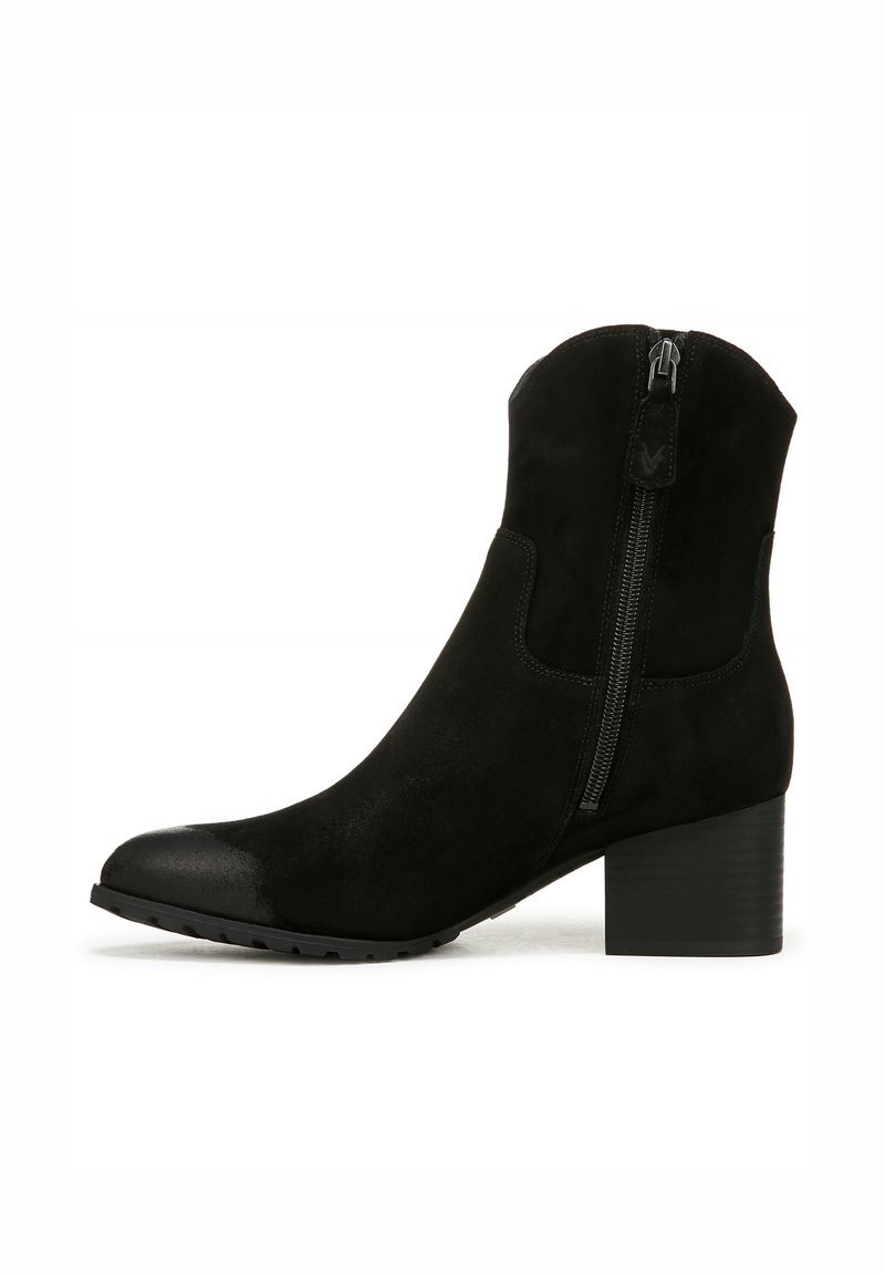 Stivale alla caviglia nero in suede con cerniera laterale, punta arrotondata e tacco a blocco testurizzato. Presenta una finitura liscia e dettagli di cucitura sottili.