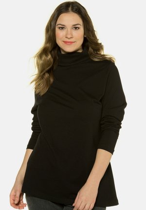 Černý rolák s dlouhými rukávy, vyrobený z měkkého materiálu, s volným střihem a jemným záhybem kolem výstřihu.