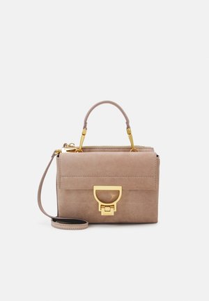 Sac à main en daim marron clair avec poignée supérieure, bandoulière amovible et fermoir ainsi que matériel en métal doré.