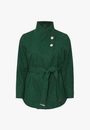 Donkergroene damesjas met hoge kraag, twee gouden knopen aan de voorkant, lange mouwen en een strikceintuur.