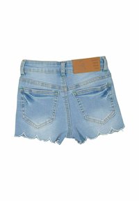 Siniset farkkushortsit, joissa on aaltoileva helma, nahkapaikka vyötäröllä ja kaksi takataskua näkyvillä ompeluista.