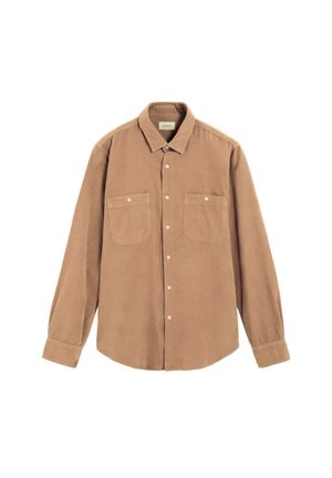 Camisa marrón de botón, confeccionada en una tela suave, con dos bolsillos en el pecho, mangas largas y un cuello puntiagudo.