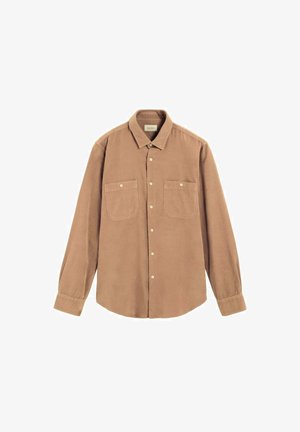 Camisa marrón de botón, confeccionada en una tela suave, con dos bolsillos en el pecho, mangas largas y un cuello puntiagudo.