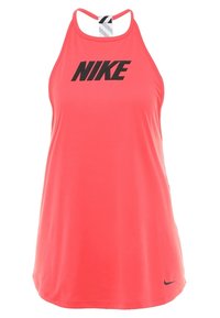 Ärmelloses Sporttanktop in leuchtendem Korallrot mit einem schwarzen "NIKE"-Logo über der Brust. Hergestellt aus glattem, leichtem Stoff.