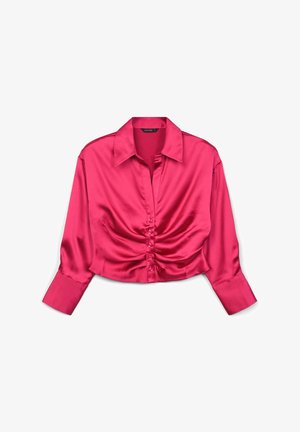 Blusa cropped in satin fucsia con bottone frontale, maniche lunghe e dettaglio arricciato in vita. Texture liscia. Collo classico.