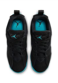 Juodi atletiniai sportbačiai su lygiu matinio paviršiaus apdaila, turintys turkio spalvos akcentus, raištelius ir logotipą. Paminkštinta vidinė dalis užtikrina komfortą.