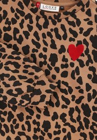 Bruine langemouwenshirt met een zwart luipaardprint en een rood hartapplicatie op de borst, met het Looxs Revolution merklabel.