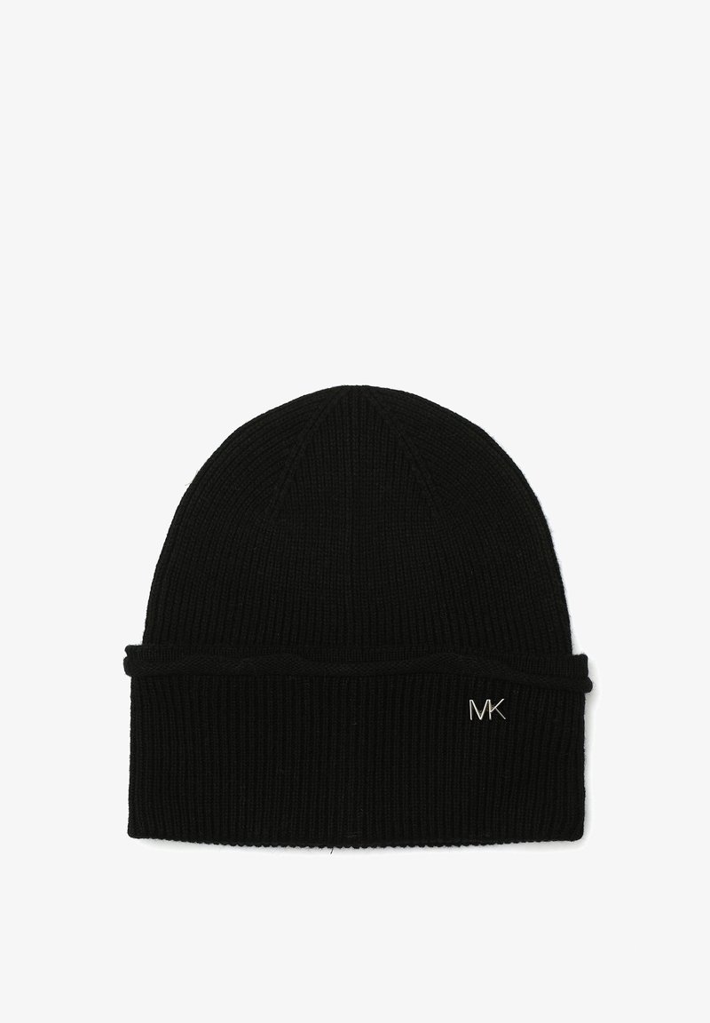 Zwarte gebreide beanie met een geribbelde textuur. Kenmerkt zich door een omgeslagen rand en een klein zilveren "MK"-logo aan de onderrand.