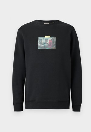Sweatshirt preto feito de um tecido suave, apresentando uma graphic frontal de um edifício com uma cabine telefónica vermelha e janelas, acentuada com um post-it amarelo.
