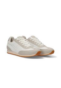 Zapatillas deportivas de color beige claro con detalles en blanco, malla texturizada y suela de goma. Presentan cordones redondos y una silueta retro.