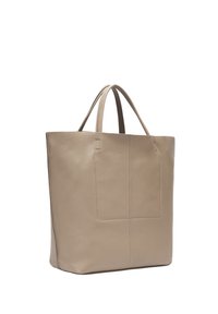 Beżowa skórzana torba typu tote z dwoma uchwytami, w kształcie prostokąta, o teksturowanej powierzchni, z dwoma przednimi kieszeniami i minimalnymi detalami przeszycia.
