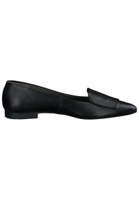 Chaussure plate en cuir noir avec un bout pointu et un rabat décoratif à l'avant. Talon bas avec une texture lisse et un design minimal.