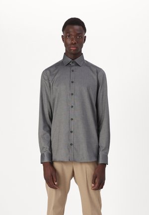Langärmliges Button-Up-Hemd aus strukturierter, dunkelgrauer Stoffqualität. Es verfügt über einen umklappbaren Kragen, eine Einzelbrusttasche und dunkle Knöpfe.