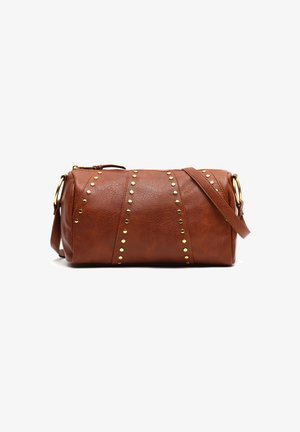 Braune Lederhandtasche mit goldenen Nieten, rechteckiger Form, Reißverschluss und einem verstellbaren Tragegurt für die Verwendung als Umhängetasche oder Schultertasche.