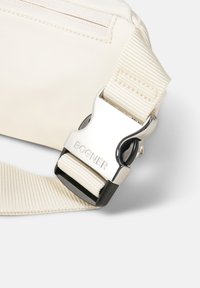 Cintura in nylon bianco con una fibbia in metallo argentato, con la scritta incisa "BOGNER". La cintura ha una finitura testurizzata per una migliore presa.