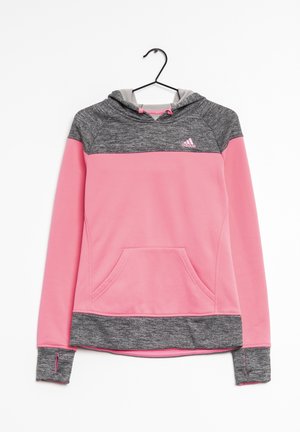 Sweat à capuche Adidas rose et gris avec poche avant et trous pour les pouces, suspendu à un cintre noir sur fond blanc.