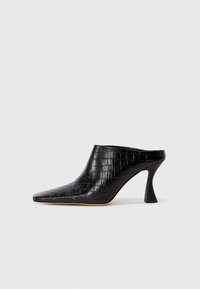 MANUELA  - Natikače na petu - black