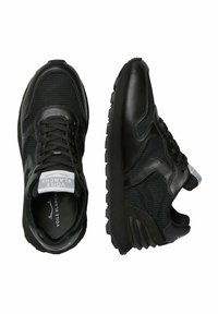 Scarpe sportive nere realizzate con una combinazione di pelle sintetica e mesh, dotate di una suola texturizzata e di un marchio discreto sulla linguetta e sul tallone.