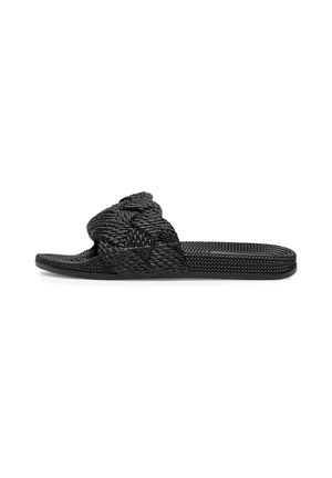 Sort slid-sandal med flad sål og bred flettet rem over toppen, med et vævet mønster over det hele.