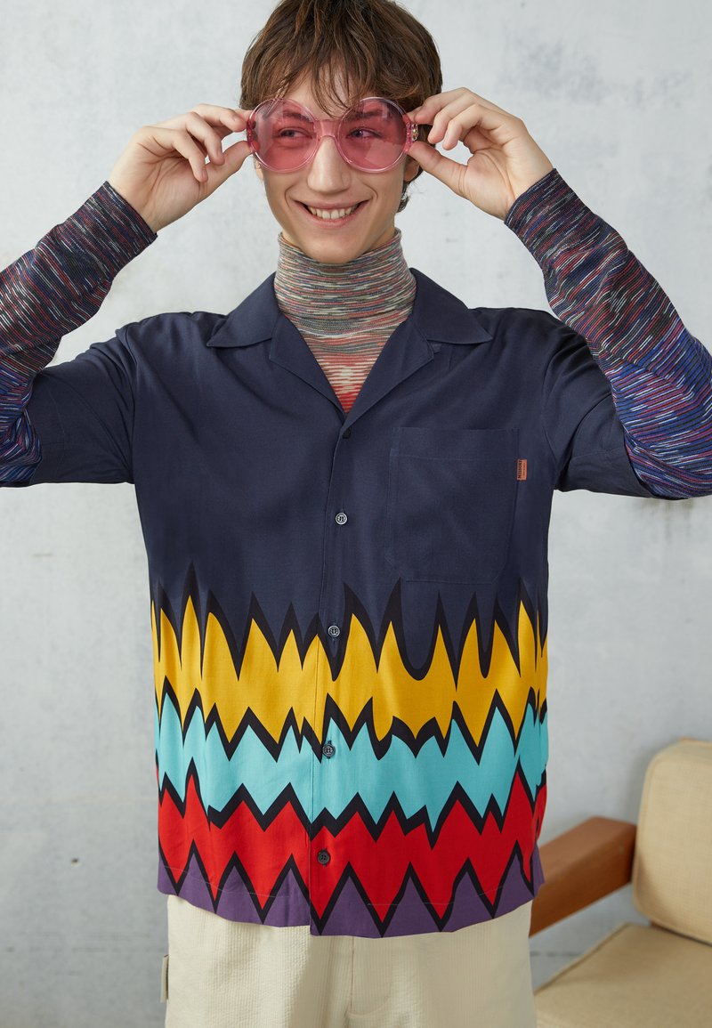 Herren T-shirts & Polos | Missoni SHORT SLEEVE Hemd multicolor/navy/mehrfarbig - PA58267 Herren T-shirts & Polos | Missoni SHORT SLEEVE Hemd multicolor/navy/mehrfarbig - PA58267