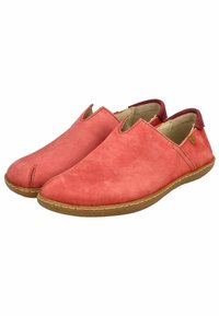 Korálové kožené slip-on boty s hladkou texturou, zaoblenou špičkou a kontrastním bordó detailem na límci. Gumená podrážka s kontrastním prošíváním.